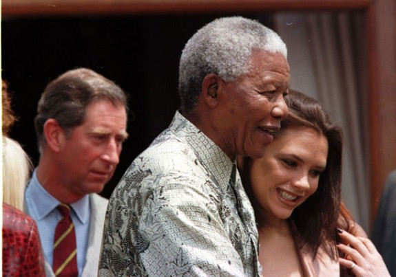Theo BBC, Cố Tổng thống Nam Phi Mandela còn xem việc gặp nhóm nhạc yêu thích của mình hơn cả việc gặp mặt Bill Clinton, Tony Blair và Tổng thư ký LHQ cộng lại.