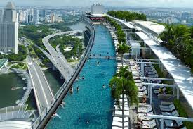 Khu nghỉ dưỡng này thuộc sở hữu của công ty Las Vegas Sands có nhiều sòng bạc xa xỉ, hàng chục cửa hàng bán lẻ cao cấp, các nhà hàng nổi tiếng, đặc biệt là phòng khiêu vũ lớn nhất ở Đông Nam Á và hơn 2.561 phòng khách khác nhau.