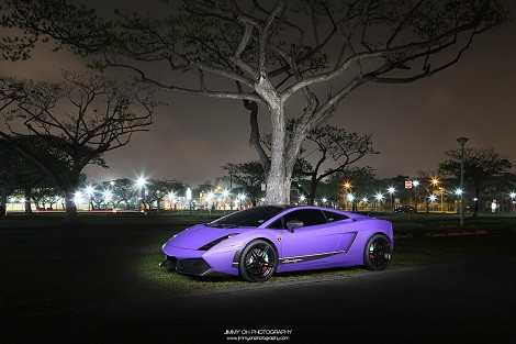 Thế hệ 1 Lamborghini Gallardo Superleggera lộ diện lần đầu là màu đen. Tuy nhiên, hiện giờ nó đã được bọc màu tím và trang bị hoàn hảo với bánh xe ADV.1 đen tuyệt đẹp.