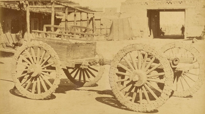 Xe bốn bánh dùng cho pháo binh ở tỉnh Cam Túc, Trung Quốc năm 1875.