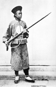 Lính nhà Thanh cầm súng hỏa mai.