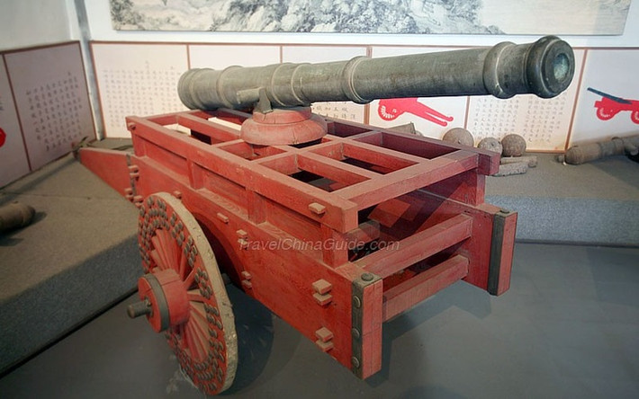Pháo thời nhà Thanh ở Tử Cấm Thành.