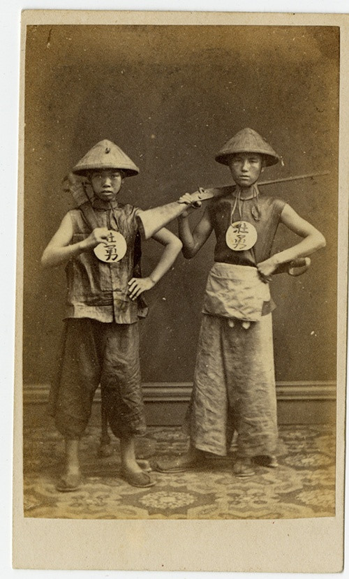 Hai binh lính.