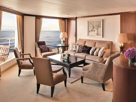 Phòng Penthouse trên Crystal Serenity. Các phòng trên tàu sang trọng này có không gian 1345 mét vuông bao gồm một khu vực ăn uống tuyệt đẹp - nơi bạn có thể thưởng thức ẩm thực Nhật Bản và phòng xem truyền hình riêng.