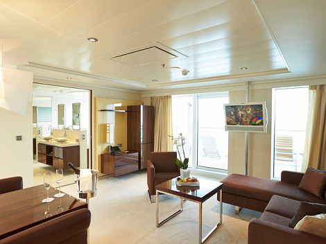 Phòng trên tàu Europa Hapag-Lloyd Cruises 2. Trên siêu tàu của Đức này với không gian rộng rãi và nội thất trang nhã, du khách có thể dạo chơi hoặc đắm chìm trong phòng tắm xông hơi cao cấp.