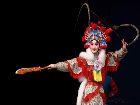 4. Mẹ Nhạc Phi: Nhạc Phi là tướng yêu nước dưới triều Nam Tống. Nhiều nguồn nói rằng, Nhạc Phi được sinh ra trong một gia đình nông dân nghèo ở huyện Thang Âm, Tương Châu nay là tỉnh Hà Nam, Trung Quốc. Ông may mắn được học võ với thiện xạ Chu Đồng, tay thương cừ khôi Tần Quảng, được tiếng là "vô địch trong huyện”.