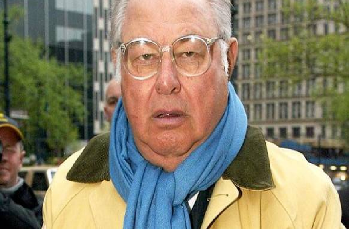 Alfred Taubman là một nhà từ thiện và bất động sản tại Michigan. Công ty của ông, Taubman Center sở hữu một số trung tâm mua sắm lớn nhất tại Hoa Kỳ. Alfred bị buộc tội âm mưu ấn định giá giữa Sothebys và Christies trong đầu những năm 2000. Ông bắt giam 10 tháng tù và bị phạt 7,5 triệu USD vì vi phạm bản quyền.