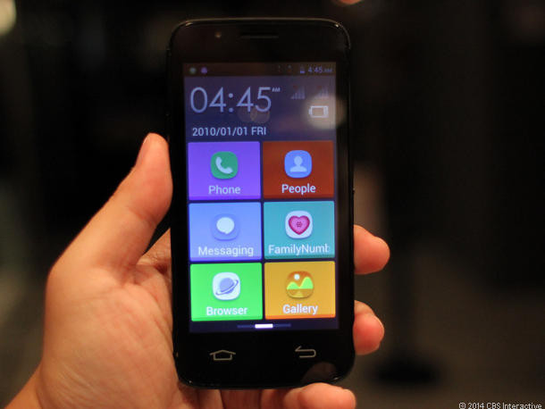 Yezz Andy AZ4.5 – chiếc smartphone dành cho người cao tuổi. Xuất hiện tại MWC 2014, Yezz Andy AZ4.5 sẽ là một chiếc smartphone rất thích hợp với người dùng lớn tuổi khi sở hữu giao diện và cài đặt thiết kế dễ nhìn. Sản phẩm sở hữu một phím bấm SOS sau lưng cho phép liên lạc tới 10 người trong những trường hợp khẩn cấp.