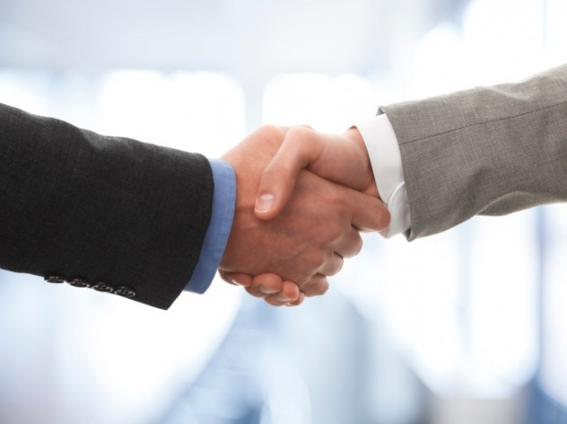 Hàn Quốc là đất nước rất coi trọng nghi thức nho giáo và đặc biệt nhạy cảm đối với niềm tự hào dân tộc. Tại Hàn Quốc, bắt tay đôi khi cũng là một hành động bình thường trong giao tiếp nhưng trong một số trường hợp, họ có thể bao hàm sự vượt trội. Nếu bạn đang bắt tay với một người ngang hoặc ít tuổi hơn thì có thể hãy sử dụng một tay. Nhưng nếu bạn đang gặp gỡ một người nào đó nhiều tuổi hơn hoặc ở vị trí cao hơn, bạn phải sử dụng cả hai tay). Vì vậy, nếu bao giờ khi bắt tay với một ông chủ Hàn Quốc, bạn cũng phải đỡ bằng hai tay và mắt luôn phải nhìn thẳng.