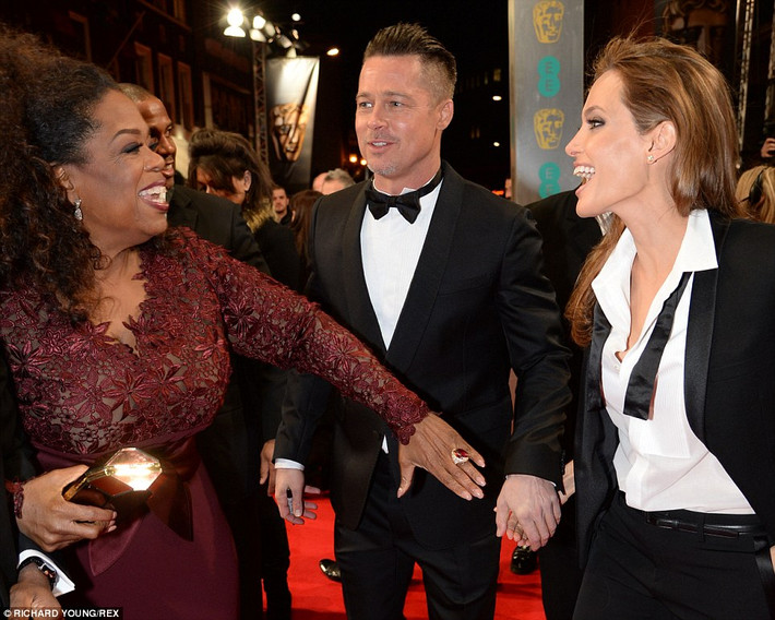 Nữ hoàng truyền hình Winfrey và cặp đôi Bradangelina đã có những giây phút thoải mái, vui vẻ cùng nhau trên thảm đỏ. Đảm nhiệm vị trí của dẫn chương trình của lễ trao giải năm nay tiếp tục là Stephen Fry, người đã đảm nhiệm vị trí này 9 lần.