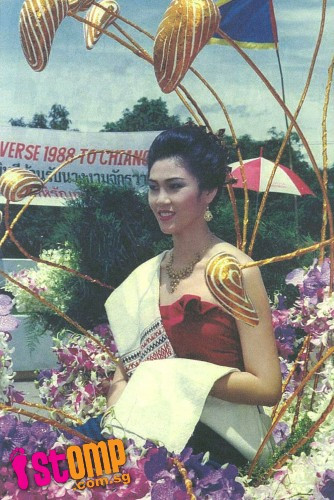 Bà có học vị cử nhân tại khoa Chính trị học và Hành chính công thuộc Đại học Chiang Mai năm 1988 và sau đó học thạc sỹ ngành Hành chính công của Đại học bang Kentucky, Mỹ năm 1991.