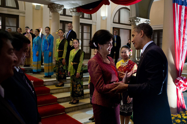 Đánh giá về một năm cầm quyền của bà Yingluck Shinawatra, nhiều chuyên gia cho rằng xuất phát điểm là một người chưa có kinh nghiệm chính trị, song "người đàn bà đẹp" đã làm được nhiều việc mà nhiều thủ tướng tiền nhiệm khác không thể làm nổi. Trong ảnh là bà Yingluck đón tiếp Tổng thống Obama tới thăm Thái Lan năm 2012.
