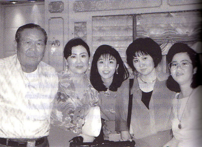 Ba chị em gái chụp ảnh cùng bố mẹ. Bà Yingluck đứng giữa.