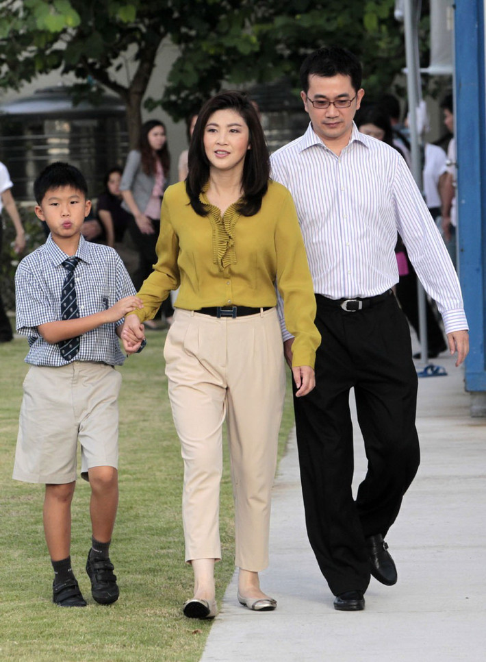 Ngoài một sự nghiệp chính trị thành công, bà Yingluck còn có một gia đình hạnh phúc bên chồng và con trai.