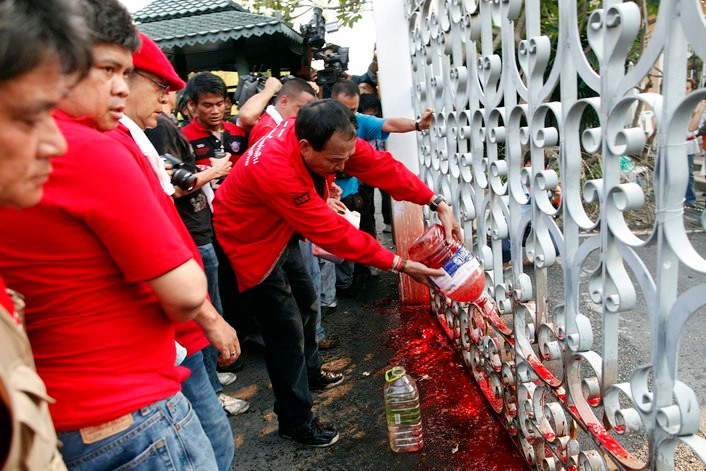 Thậm chí, trong các cuộc biểu tình của phe Áo Đỏ năm 2010, người biểu tình còn tưới máu vào cổng của tòa nhà chính phủ để phản đối và yêu cầu được đáp ứng các yêu sách