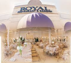 Nhà hàng Royal Restaurant & Banquet nằm trên đường Bolsa trong khu thương mại Catinat Plaza của cộng đồng Việt Nam ở trung tâm Little Saigon. Nhà hàng Royal rất rộng lớn, trang trí trang nhã nhưng không kém phần lộng lẫy, các đèn treo lấp lánh ánh thủy tinh, sàn nhà marble sáng bóng, vô cùng sang trọng và quý phái.