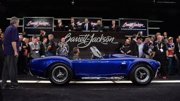 4. 1966 Shelby Cobra 427 Super Snake: Chiếc xe này nổi tiếng ở cả thuộc tính kỹ thuật với công suất 800 mã lực và độ hiếm. Xe được bán ra năm 2007 với giá 5.500.000 đôla.