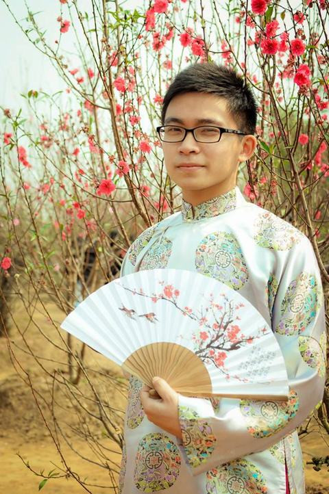 Hoa đào chắc chắn là hình ảnh không thể thiếu trong những bộ ảnh này.