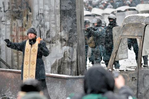 Mới đầu năm 2014, cũng tại Kiev, một vị linh mục đã dũng cảm đứng giữa ranh giới để cố gắng ngăn chặn xảy ra đụng độ giữa những người biểu tình và cảnh sát của chính phủ.