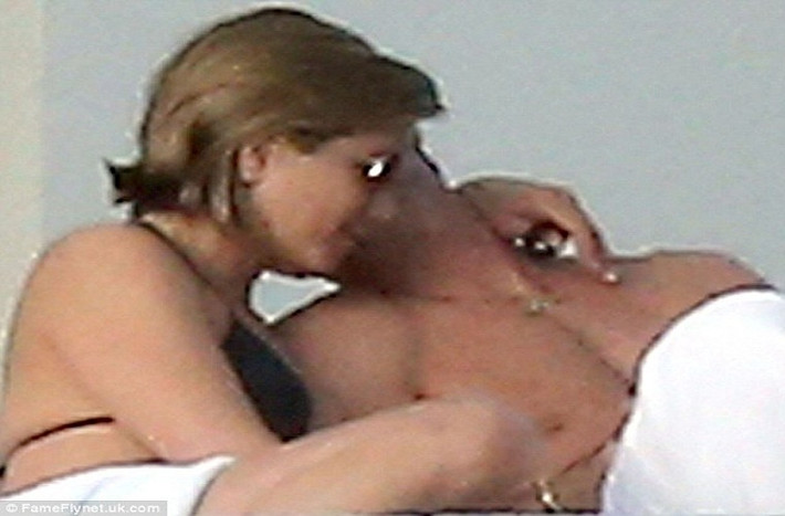 Cùng đi với cô còn có bạn trai Justin Theroux. Cặp đôi này chính thức hẹn hò năm 2011 khi cả tham gia đóng chung bộ phim hài Wonderlus. Họ đã đính hôn 10/8/2012 nhưng chưa chính thức kết hôn. Cả hai dành cho nhau những phút giây tình tứ, mặn nồng.