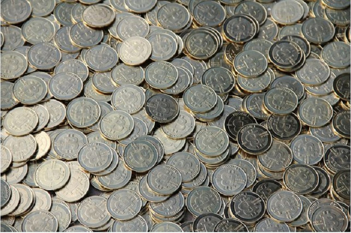 Mặc dù làm mưa làm gió trong giới đầu tư tài chính trong thời gian gần đây nhưng Bitcoin vẫn chưa thực sự thuyết phục được chính quyền nhiều quốc gia về giá trị của mình. Mới đây, chính phủ Nga đã thông báo không thừa nhận những giao dịch sử dụng Bitcoin đối với cả cá nhân và pháp nhân thuộc phạm vi lãnh thổ của mình. Cũng theo thông báo này, mọi hành vi sử dụng Bitcoin đều được coi là khả nghi và sẽ bị đưa vào diện các hành động trái phép.