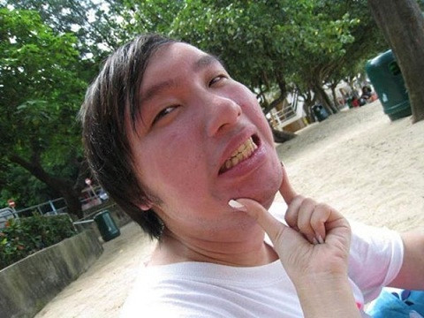 Còn chàng trai thì thua xa với những đường nét khá thô kệch trên khuôn mặt.