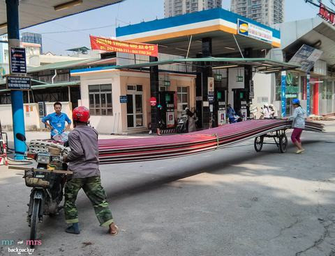 Thậm chí cả những vật liệu công trình kích cỡ lớn như thế này cũng chỉ cần tới hai người vận chuyển.