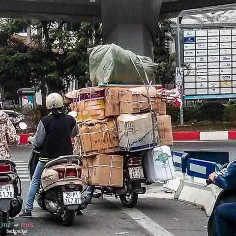 Những món đồ này có thể rơi xuống bất cứ lúc nào và có thể gây ảnh hưởng tới cả những người xung quanh.