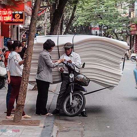 Bức hình này được chụp lại bởi một cặp đôi người Mỹ khi họ đến du lịch tại Việt Nam. Khi được đăng tải trên trang du lịch bụi, chúng đã thu hút khá nhiều bình luận thú vị của cư dân mạng.