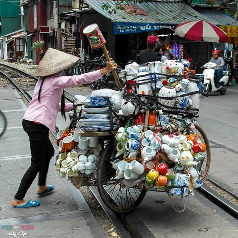 Trở hàng quá tải vượt qua đường ray tàu hỏa.