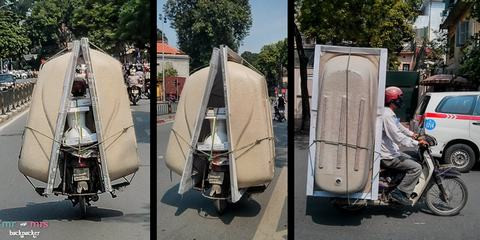 2 chiếc bồn tắm và 1 cái bồn cầu trên cùng 1 chiếc xe máy.