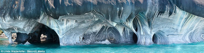 3. Động cẩm thạch Marble Cathedral. Động này nằm ở hồ General Carrera (hồ nước ngọt lớn thứ hai của vùng Nam Mỹ) ở Pantagonia, Chile. Hệ thống vách đá cẩm thạch ở đây đã được hình thành từ hàng nghìn năm, nhờ quá trình bào mòn của tự nhiên đã tạo nên những hẻm hốc và hang động vô cùng ấn tượng.