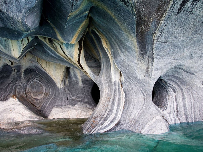Người ta ví von rằng, động cẩm thạch Marble Cathedral là một tác phẩm nghệ thuật điêu khắc tuyệt mỹ của thiên nhiên và là một trong những kỳ quan thiên nhiên đẹp nhất thế giới.