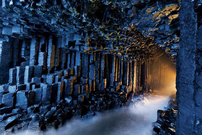 8. Hang Fingal. Đây là hang động biển, nằm trên hòn đảo Staffa không người sinh sống ở Scotland. Đối với người Celtic cổ xưa, nơi đây là một di tích quan trọng trong truyền thuyết.