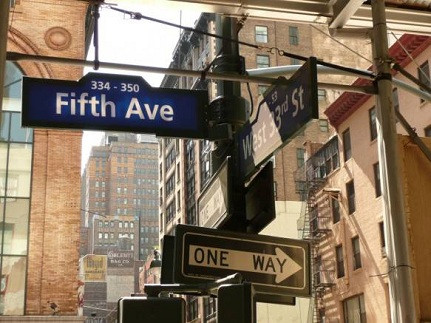 Fifth Avenue – New York, NY (28.000 USD/m2) Fifth Avenue nằm ngay trung tâm của các quận của Manhattan, NY, đối diện với Công viên Trung tâm. Đây là nơi toạ lạc của các tòa nhà nổi tiếng như Saks Fifth Avenue, Trung tâm Rockefeller, tòa nhà Empire State và nhiều cửa hàng thiết kế thời trang.