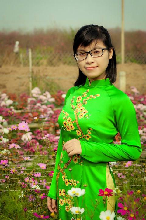 Nữ sinh xúng xính áo dài đón xuân.