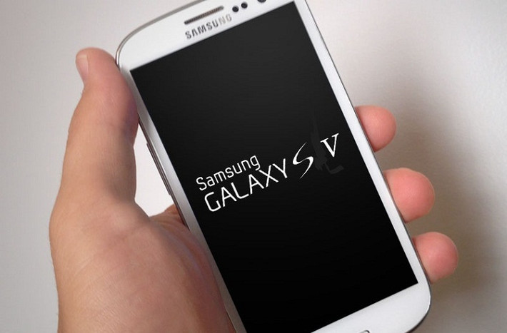 Korea’s inews24 cho hay, trưởng nhóm chiến lược thiết kế bộ phận IT và điện thoại của Samsung vừa khẳng định hãng sẽ mang đến MWC tháng 2 năm nay tại Barcelona mẫu thiết kế smartphone S5 của mình. Nhiều người mong đợi sản phẩm sẽ có chip xử lý 64-bit Exynos, màn hình 5.25 inch Quad HD AMOLED .