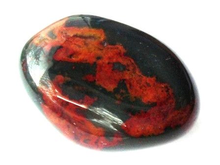 Đá thạch huyết (bloodstone): Đá xanh trong với những đốm đỏ này giúp bạn bình tĩnh, làm chủ bản thân trong những tình huống quyết định. Đá thạch huyết còn giúp Bạch Dương loại bỏ được những khối năng lượng dư thừa, giải tỏa chấn thương tâm lý. Ngoài ra, loại đá này còn tăng lòng dũng cảm, giảm hỗn độn và lo lắng trong bạn. Ngoài ra, Bạch Dương cũng nên lựa chọn những loại đá quý như: thạch anh, ruby, cacnelian, đá hồng ngọc lựu.