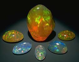 Opal: Đá opal giúp bạn giải tỏa những bức xúc và nhìn nhận mọi việc đa chiều hơn. Opal là một trong bảy loại đá linh thiêng của người Cherokee, giúp bạn thông thái, minh mẫn hơn. Các loại đá khác cho Thiên Bình: Ngọc lục bảo, Thạch anh hoa hồng và Pepridot.