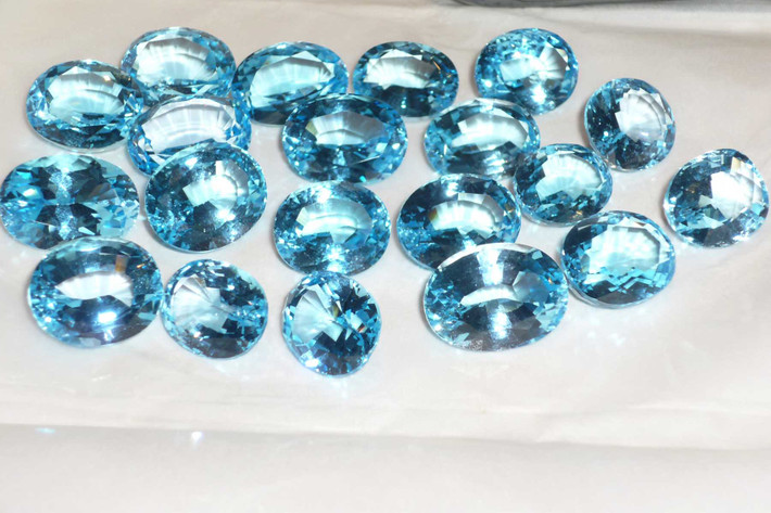 Đá Topaz: Mặc dù bản tính của những người thuộc cung Nhân Mã là lạc quan, vui vẻ nhưng đôi khi họ cũng mất niềm tin nên đá Topaz là sự lựa chọn tuyệt vời để bạn loại bỏ những tiêu cực và hứng khởi trở lại với cuộc sống. Đá Topaz giúp bạn tĩnh tâm, mường tượng ra những ước mơ của mình và tập trung hiện thực hóa nó. Các loại đá khác dành cho cung Nhân Mã gồm: Sapphire, Hồng ngọc, Thạch anh tím.