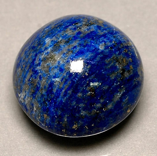Thiên Bình - Lapis lazuli: Loại đá này được xem là đá của tình bạn và chân thật. Vì vậy, Lapis luôn là ưu tiên cho Thiên Bình để hài hòa các mối quan hệ. Lapis giúp bạn ý thức hơn về giá trị của bản thân và thanh lọc tâm hồn mình.