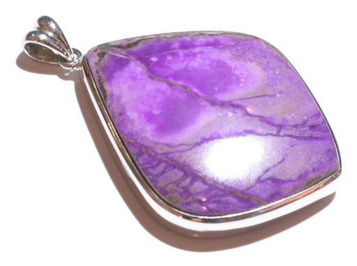 Sugilite: Đây là một trong nhiều loại đá mới và hiếm nhất. Loại đá màu tím này được xem là có thể chữa bệnh, giúp bạn cân bằng đời sống vật chất và tinh thần. Hơn nữa, Sugilite cũng giúp bạn thêm may mắn và thăng hoa trong tình yêu.Các loại đá khác dành cho Bảo Bình gồm: Thạch anh tím, Mã não rêu, Opal.
