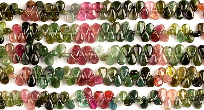 Sư Tử - Tourmaline: Tourmaline thường gắn với trái tim - một bộ phận trên cơ thể của Sư Tử. Vì vậy, loại đá này giúp bạn mở lòng với những tình yêu mới, khơi dậy lòng trắc ẩn trong bạn và giúp bạn cảm thấy hạnh phúc, bình yên hơn trong cuộc sống. Tourmaline cũng khiến Sư Tử hoạch định các mục tiêu dễ dàng hơn. Nó mang đến cho bạn nhiều tài lộc và giúp tài năng của bạn thêm phần tỏa sáng.