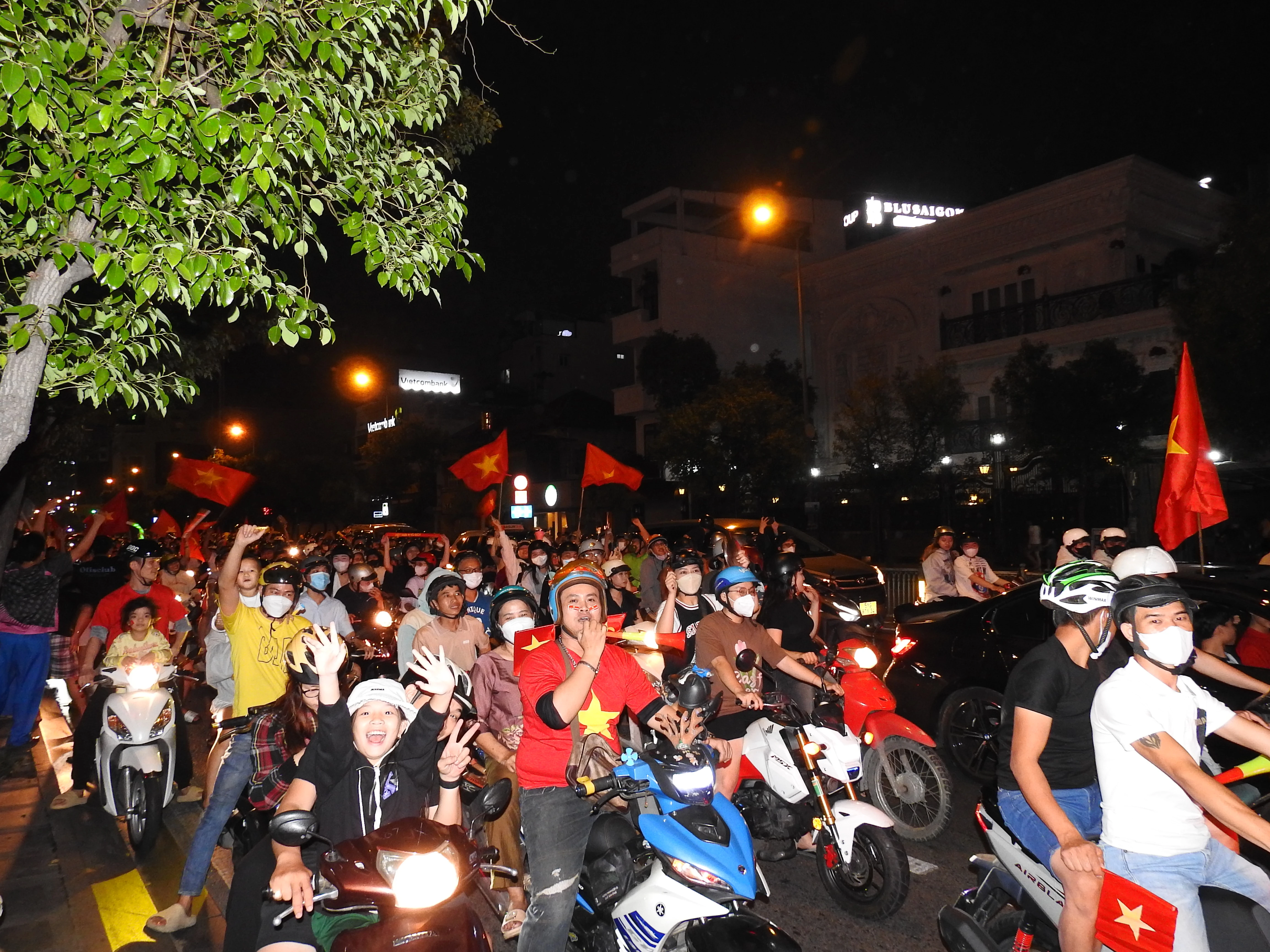 Hàng ngàn người dân TPHCM “đi bão” mừng ĐTVN vô địch ASEAN CUP 2024