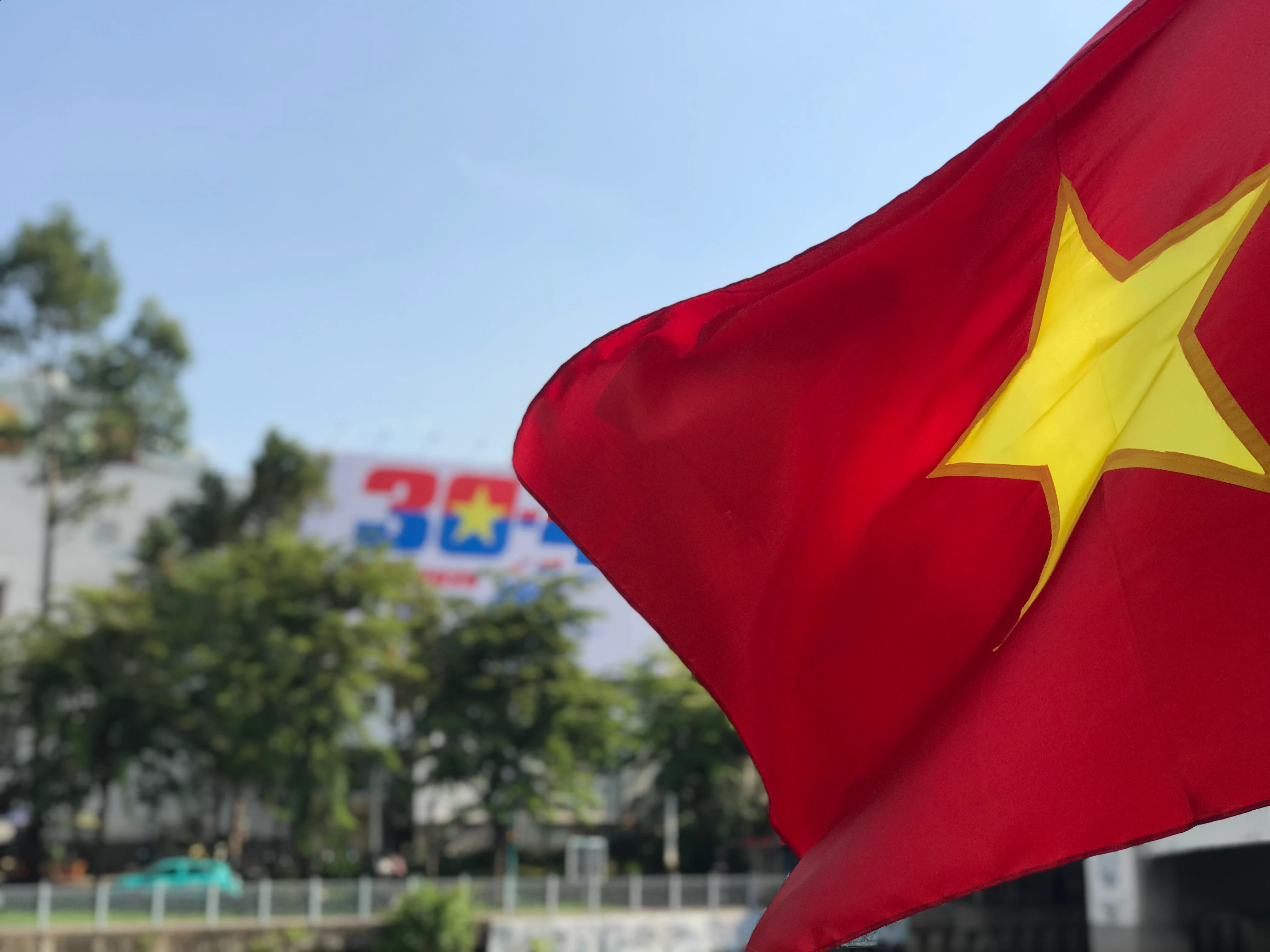 Rực rỡ sắc cờ chào mừng 50 năm Ngày Giải phóng miền Nam