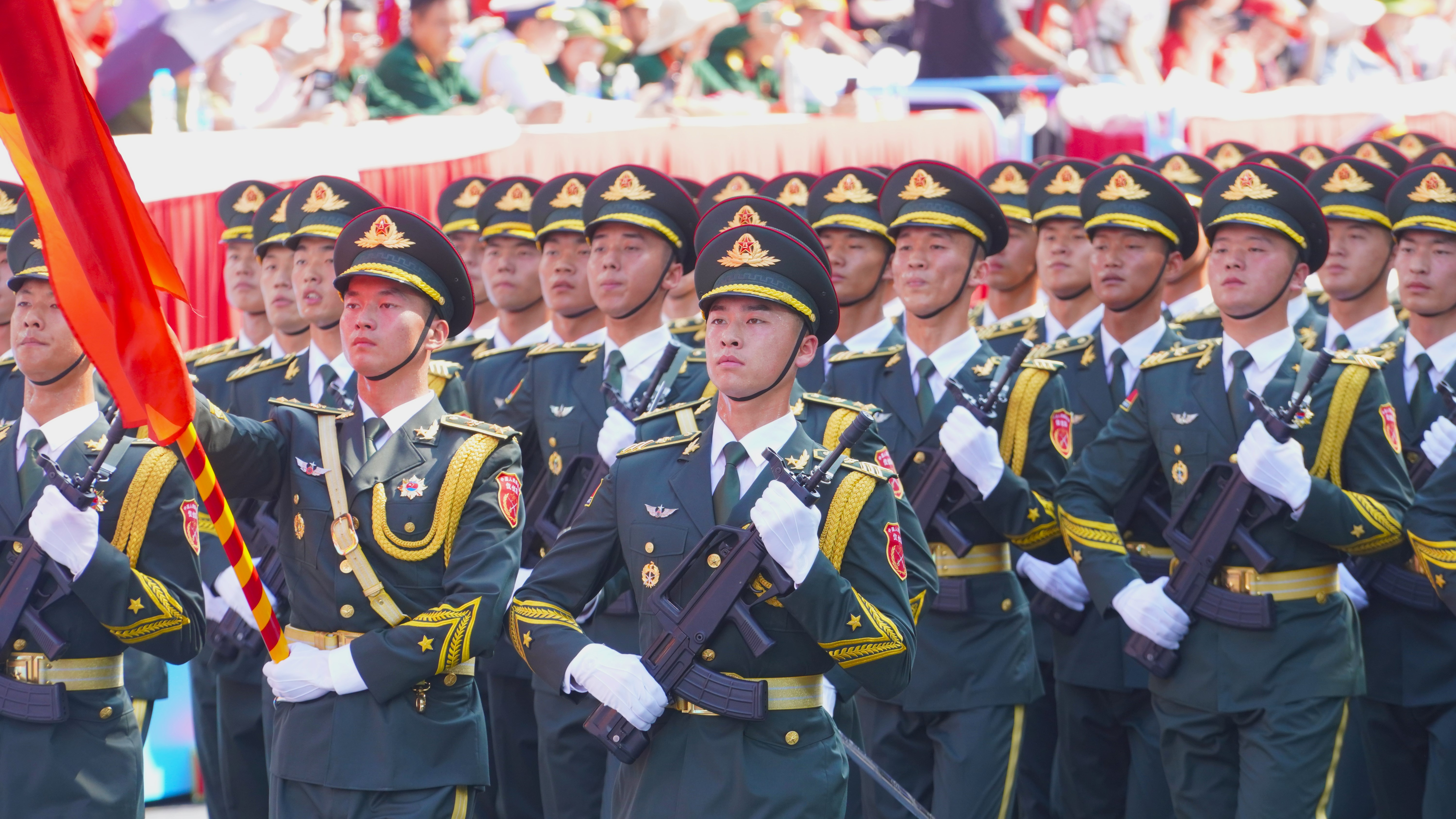 Người dân TP.HCM chào đón quân đội Trung Quốc, Lào, Campuchia tham gia diễu binh