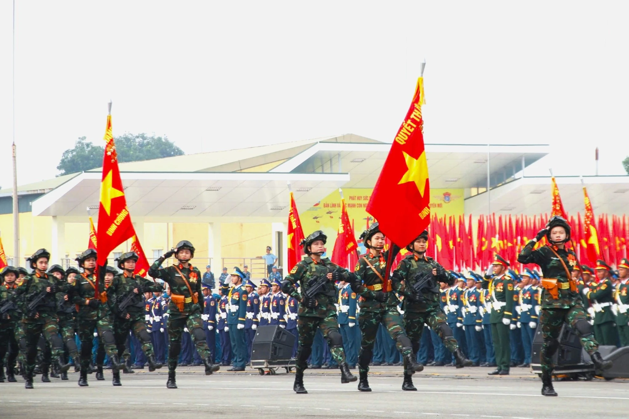 Đại tướng Nguyễn Tân Cương kiểm tra động viên các khối diễu binh