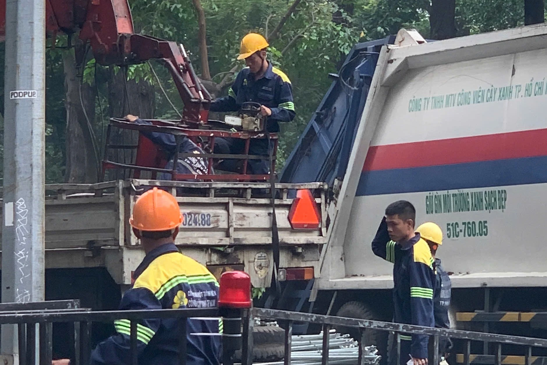 Hướng về ngày đại lễ, TP HCM gấp rút hoàn thiện sân khấu, khán đài