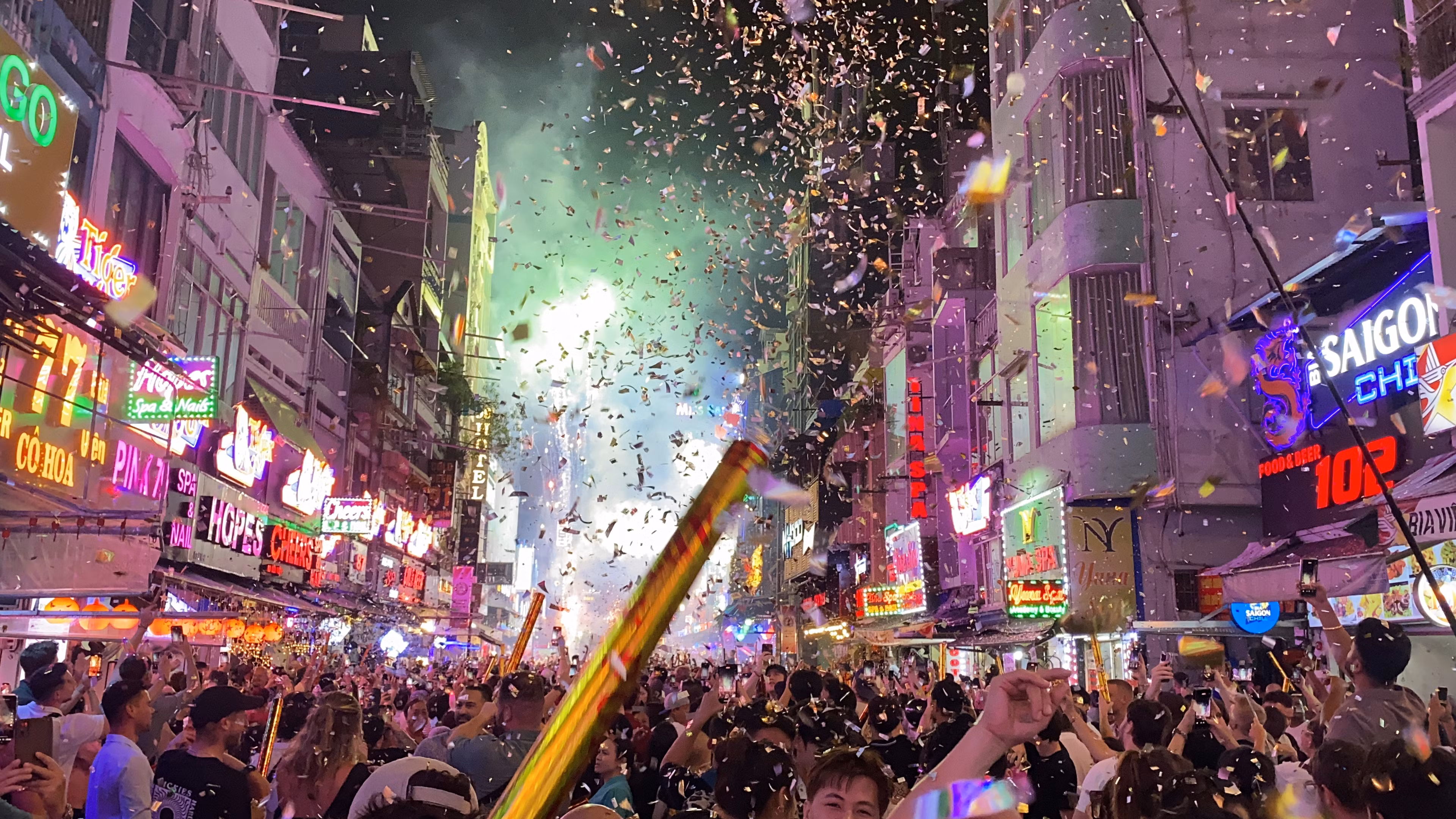 Pháo hoa rực sáng bầu trời phố Tây Bùi Viện chào năm mới 2025