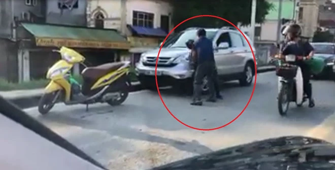 Video: Hai tài xế đánh nhau sau va chạm giao thông